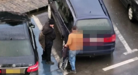 „Minune dumnezeiască”. Un bărbat în scaun cu rotile a fost filmat în timp ce s-a ridicat de pe acesta și s-a urcat într-o mașină